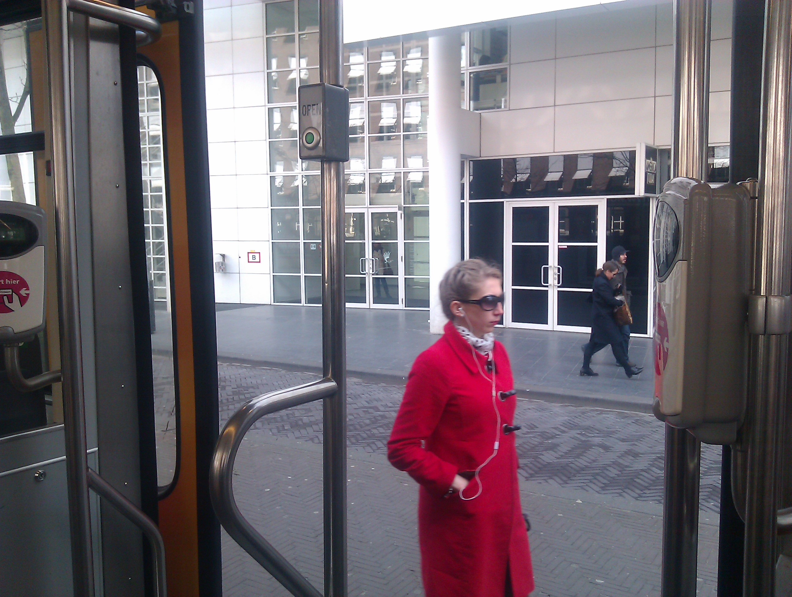 vrouw in rode jas
